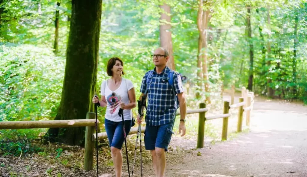 Couple de plus de 40 ans pratiquant une activité physique en plein air pour rester en forme